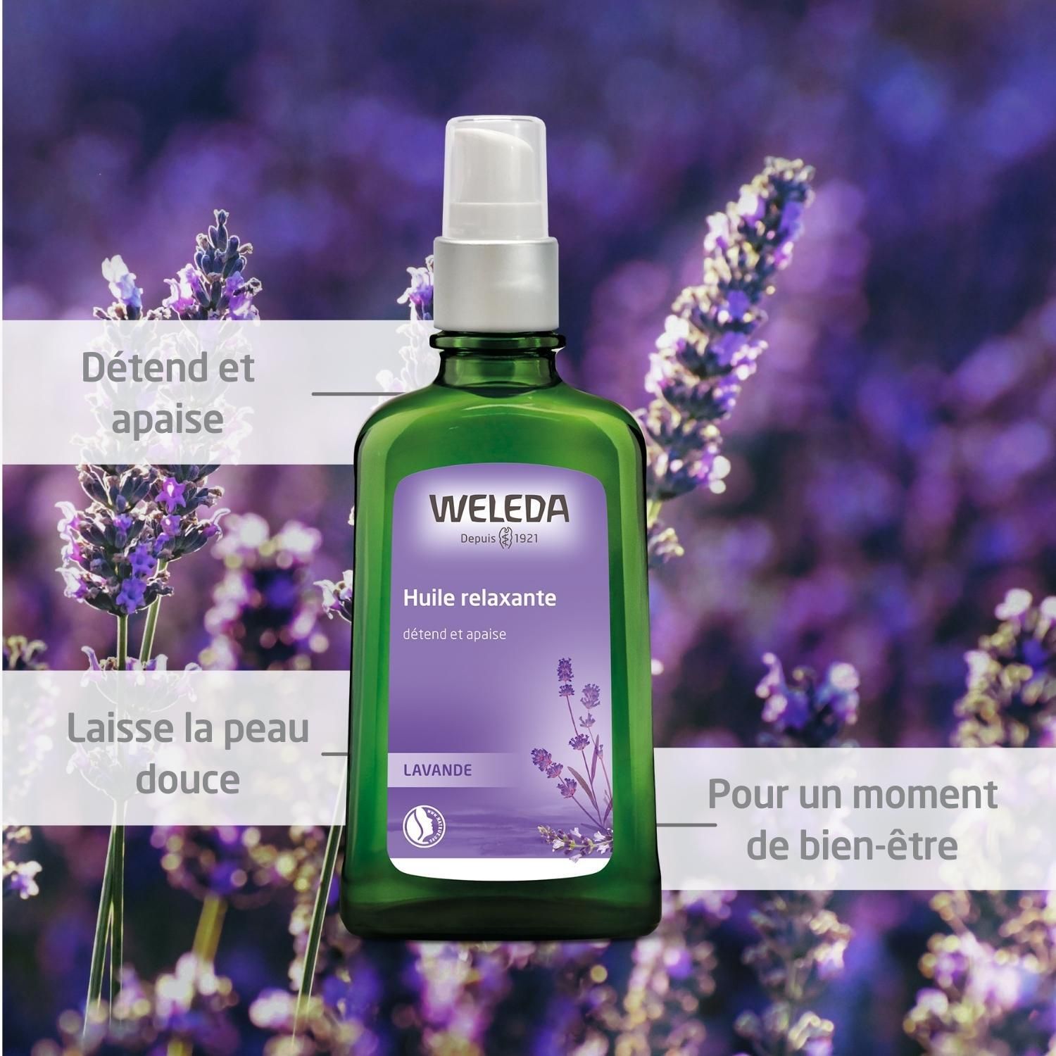 Weleda Lavendel-Entspannungsöl in grüner Flasche. Produktname und Logo. Lavendelblüten im Hintergrund.