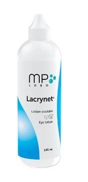 Flacon blanc avec détail bleu. Inscription: MP Labo Lacrynet®, lotion oculaire, 145 ml.