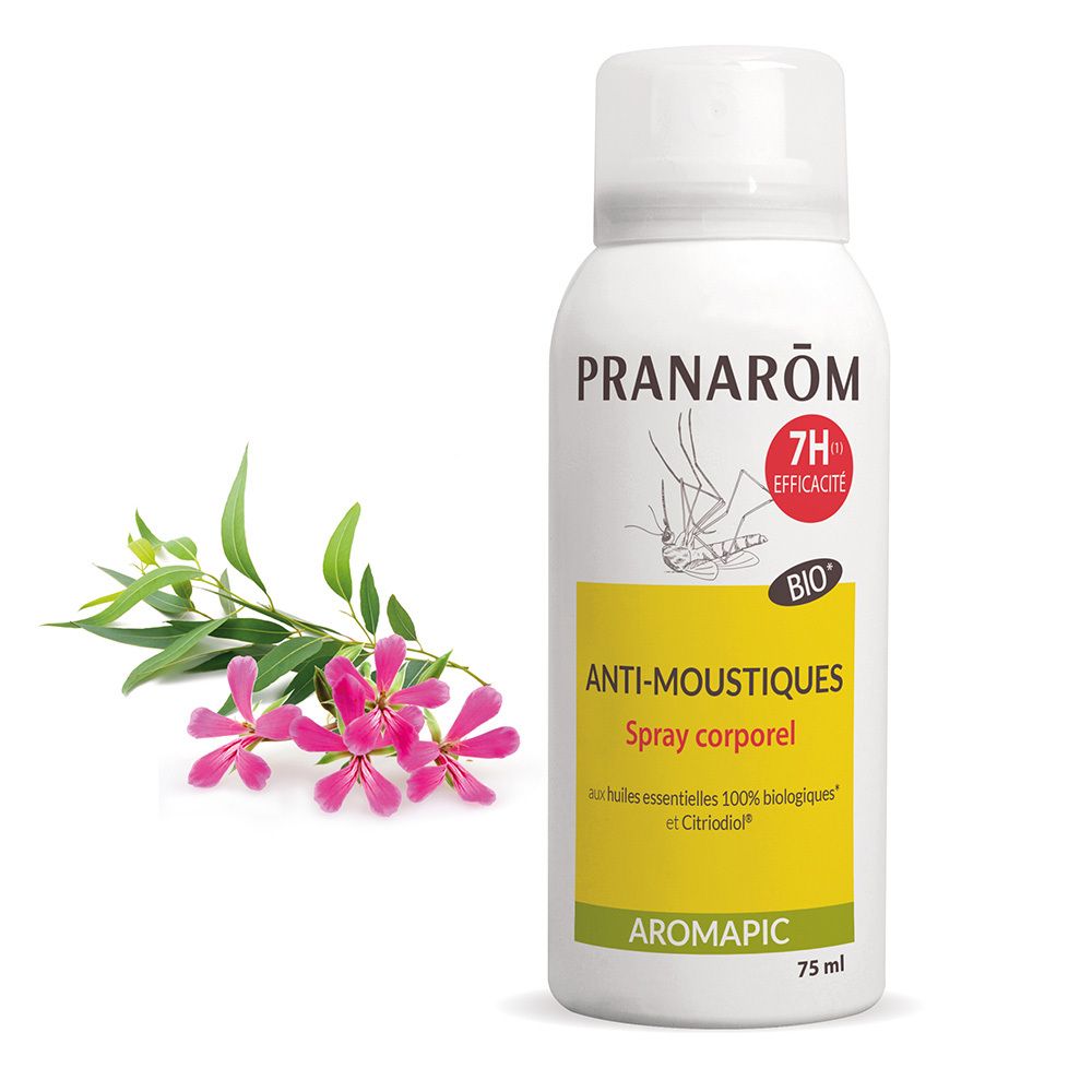 Spray blanc avec étiquette jaune. Texte : Pranarôm, Anti-Moustiques, Bio. Fleurs et branche à gauche.