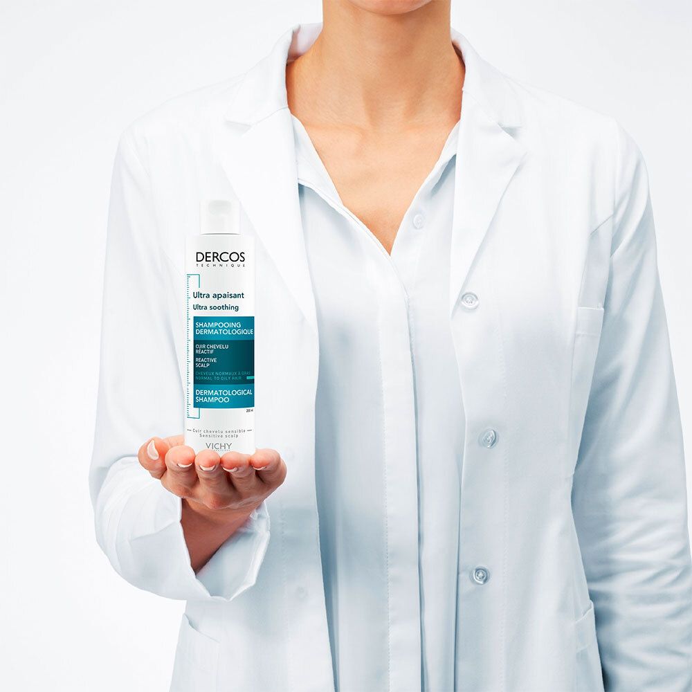 Une personne en blouse blanche tient un flacon de shampooing. Inscription: Dercos Technique, Ultra apaisant, Shampooing Dermatologique.