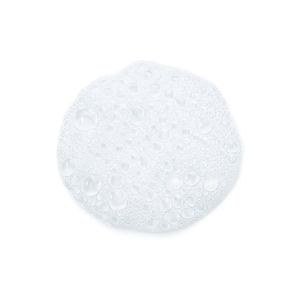 Gros plan de mousse blanche sur fond blanc. Bulles de différentes tailles.