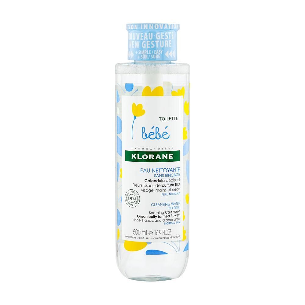 KLORANE Baby Reinigungswasser, transparente Flasche mit blauem Deckel. Gelbe Blumenmuster. Text: Eau Nettoyante.
