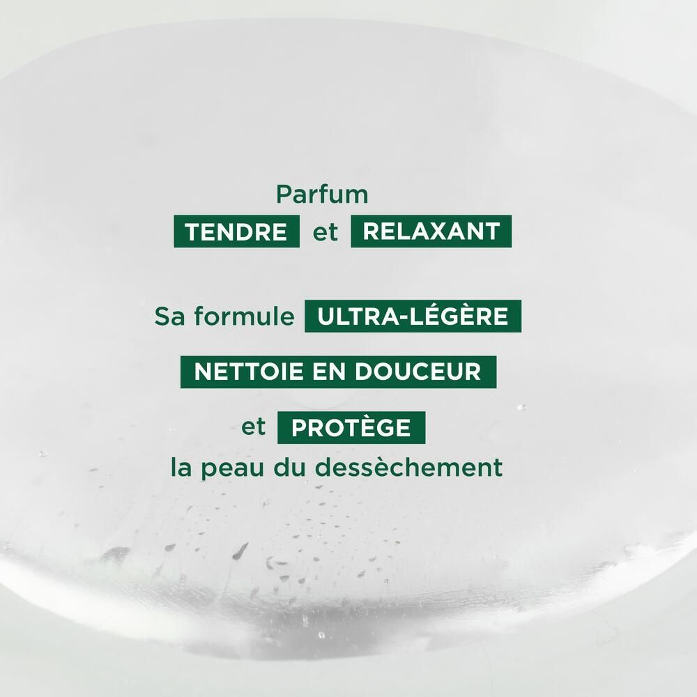 Text auf grünem Hintergrund: Parfum Tendre et Relaxant, Ultra-légère, Nettoie en douceur et Protège.