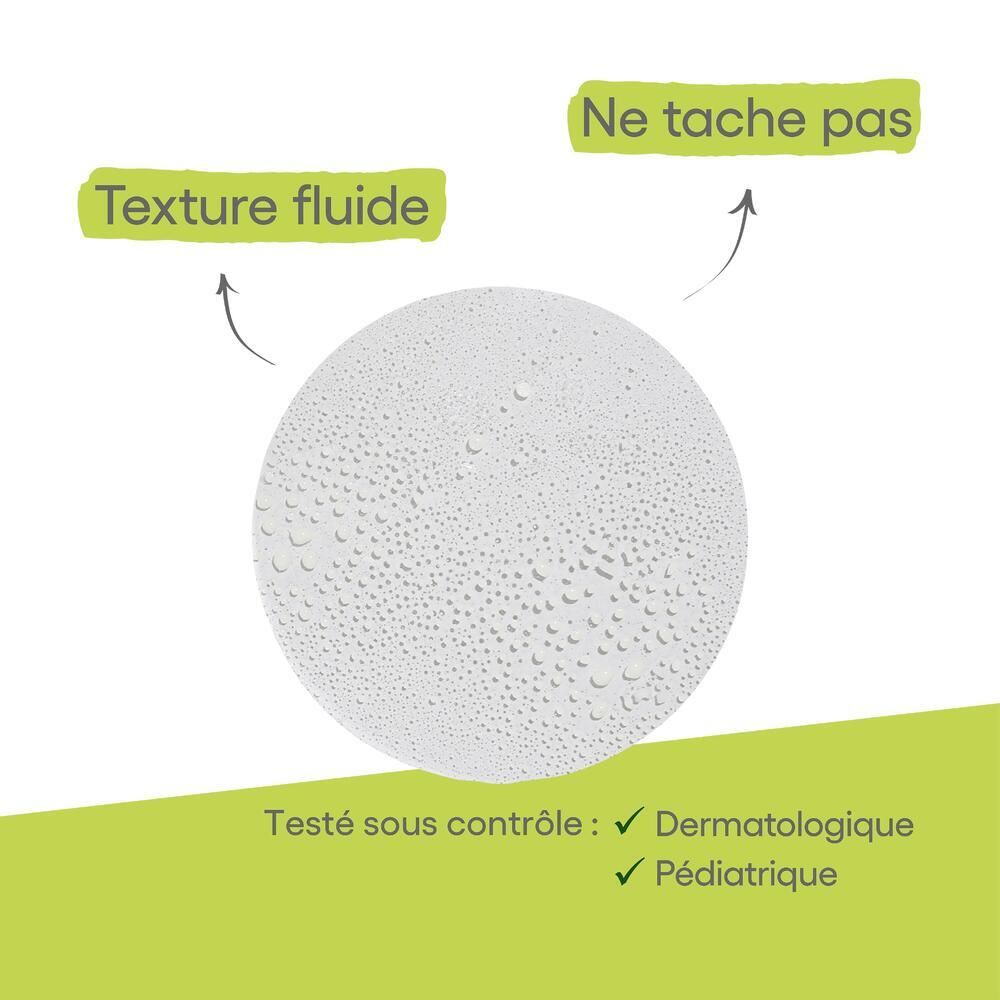 Gros plan d'un liquide. Texte: Texture fluide, testé dermatologiquement et pédiatriquement, ne tache pas.