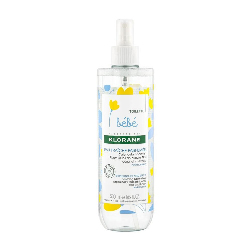 Transparante fles Klorane Bébé Eau Fraîche Parfumée met verstuiver. Gele bloemmotieven en blauwe bladeren.