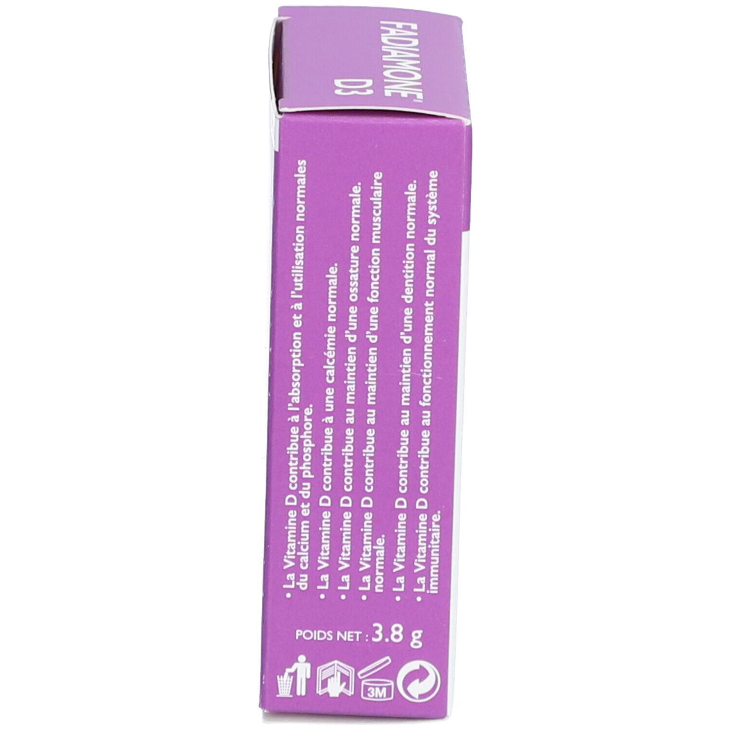 Vue latérale de la boîte. Étiquette violette avec informations sur l'utilisation de la vitamine D. Inscription: Fadiamone D3.