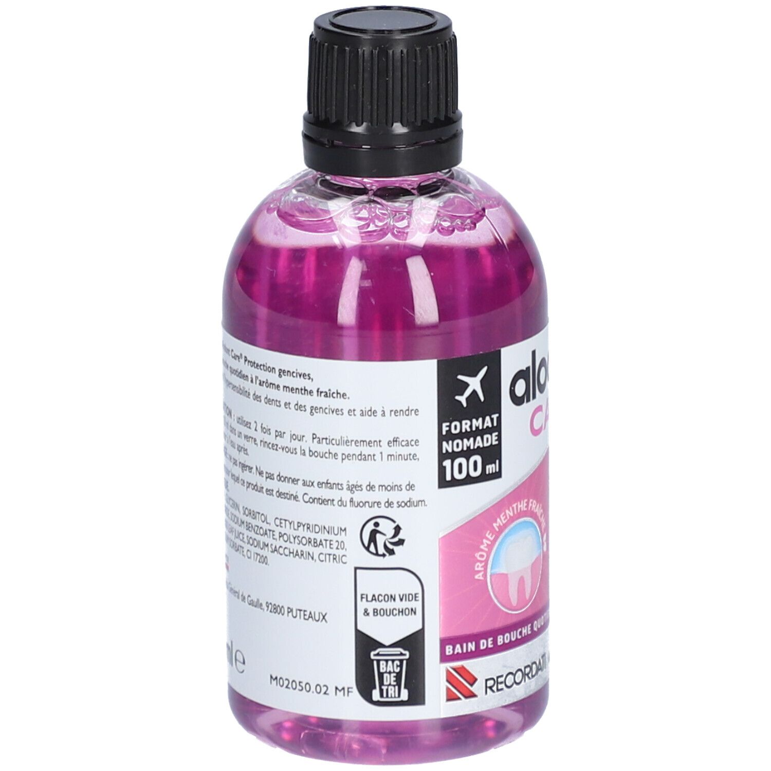 Achterkant van de mondspoelfles. Bevat informatie over ingrediënten en gebruik. Fles met zwarte dop.