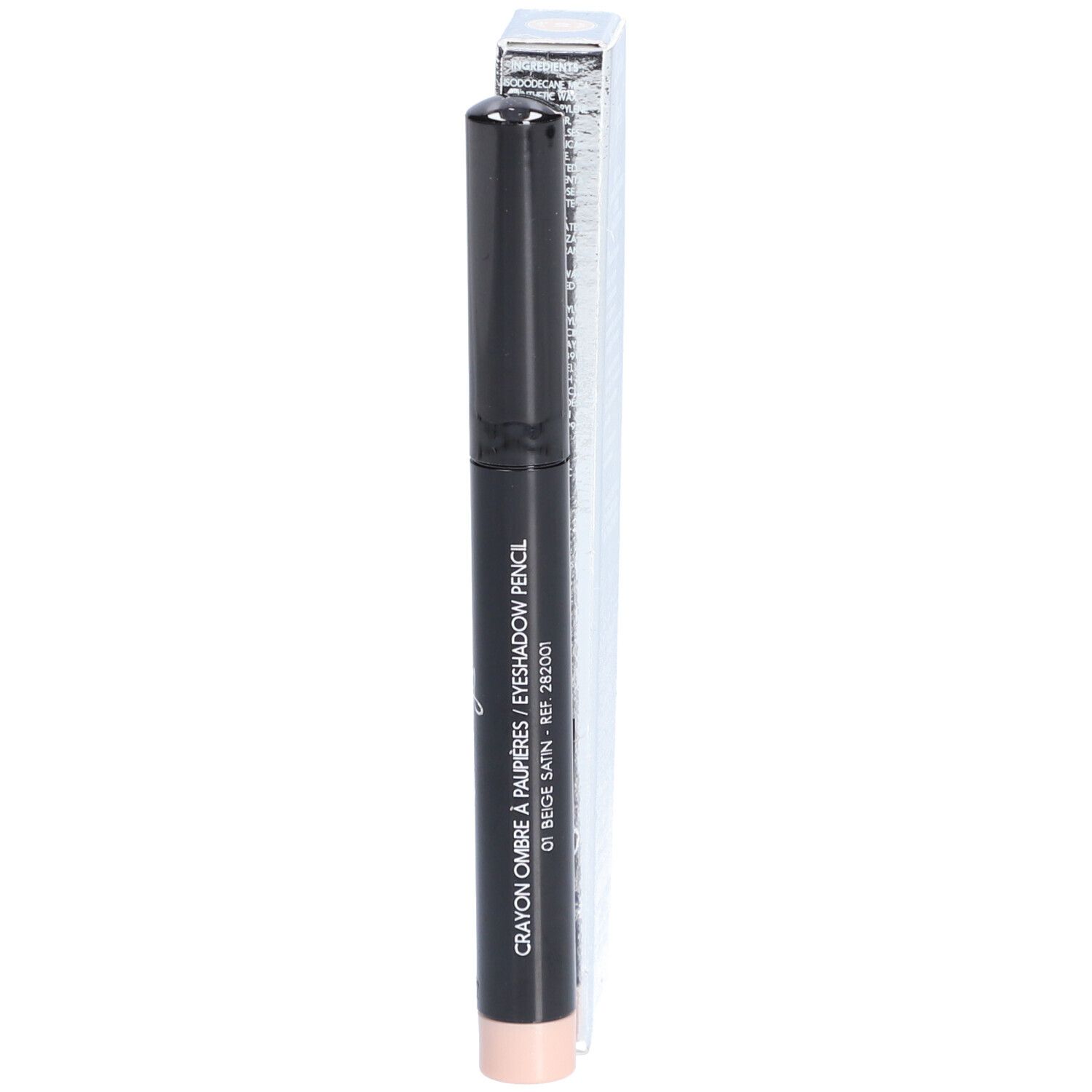 Crayon noir avec pointe beige et emballage argenté. L'emballage porte les mentions "Crayon Ombre à Paupières" et "01 Beige Satin".