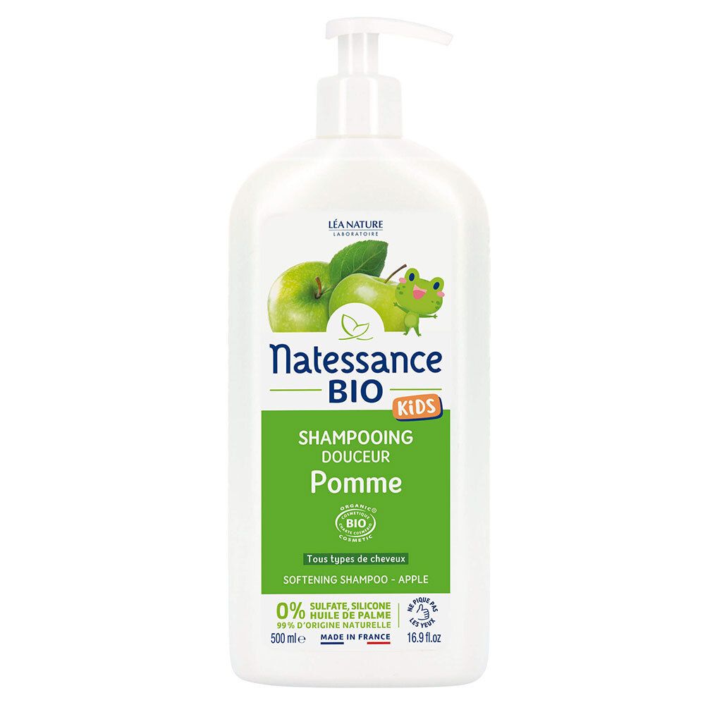 Flacon blanc avec pompe. Étiquette avec illustration de pomme et texte: Natessance BIO Kids Shampooing Douceur Pomme.