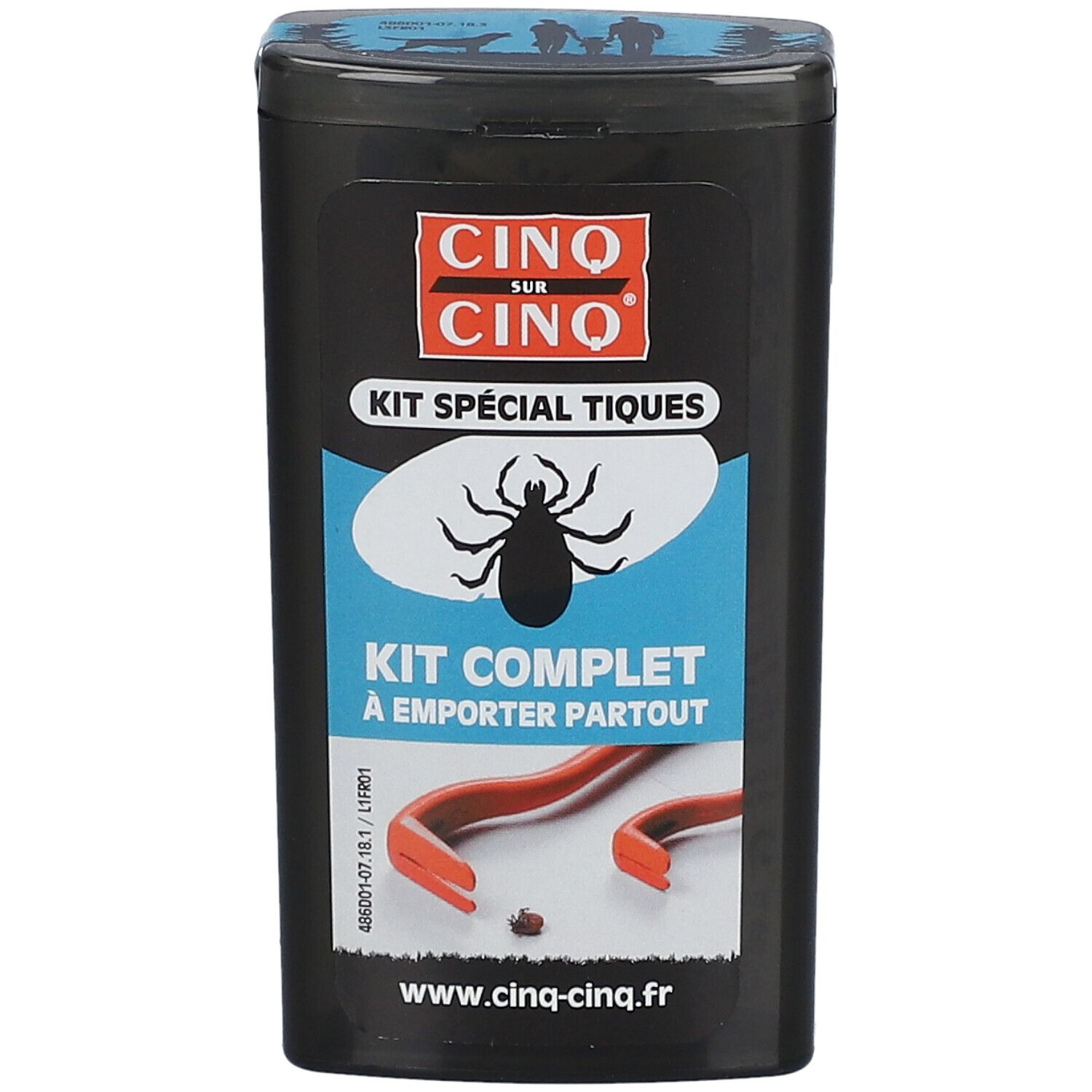 Boîte noire avec logo Cinq sur Cinq. Texte Kit spécial tiques. Illustration tique et outils. Couvercle illustré.