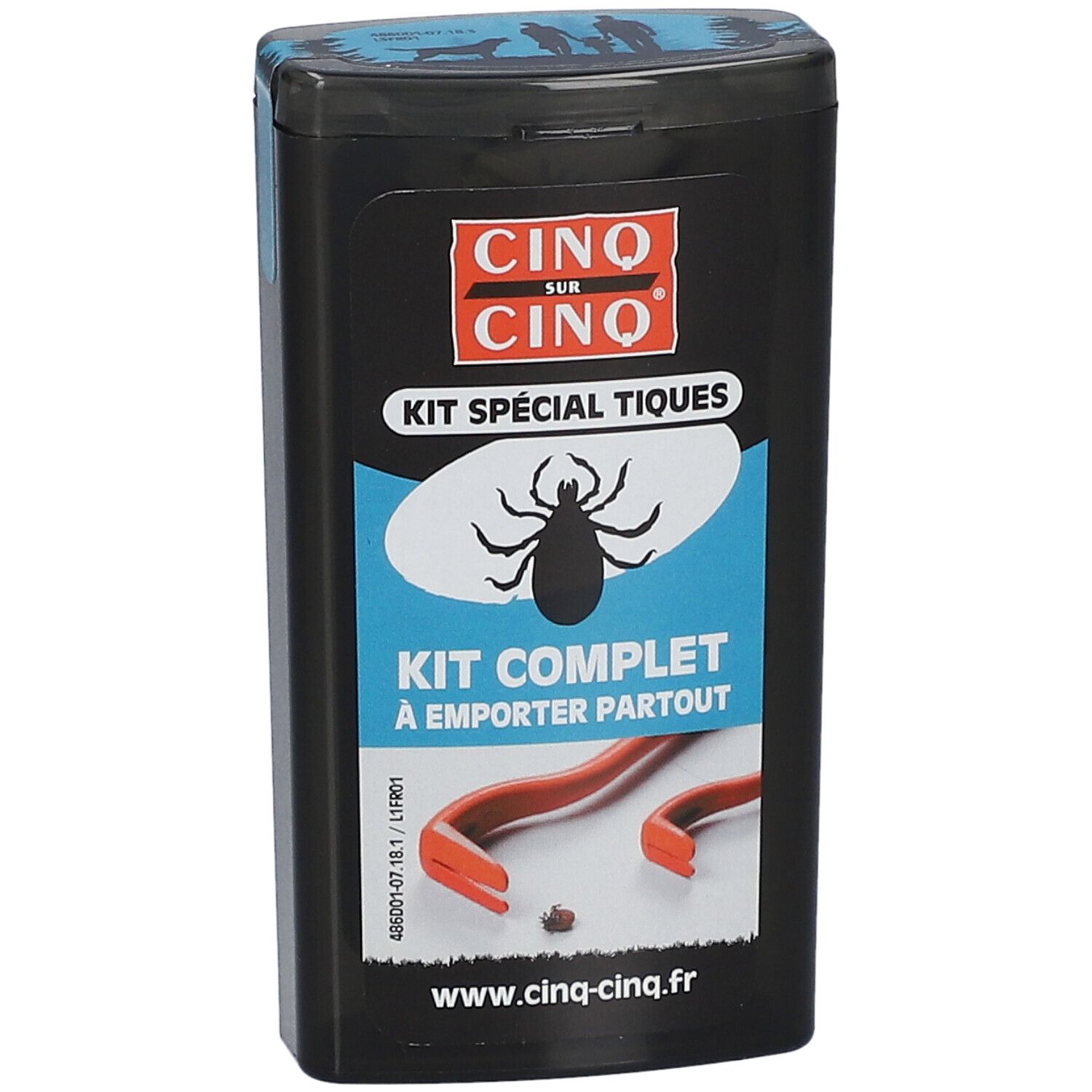 Boîte noire avec logo Cinq sur Cinq. Texte Kit spécial tiques. Illustration tique et outils. Couvercle illustré.