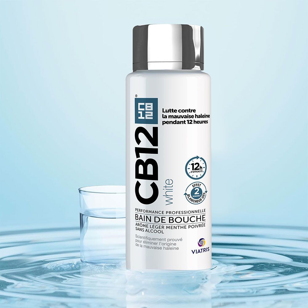 CB12 White bain de bouche, flacon à côté d'un verre d'eau. 12 heures contre la mauvaise haleine.