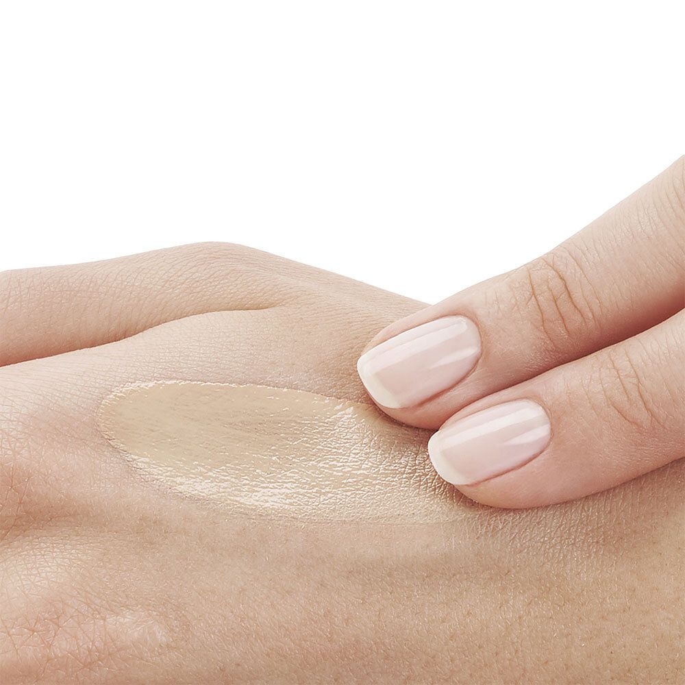 Hand mit Creme-Abstrich. Vichy Idéal Soleil 3-in-1 getönte Anti-Flecken-Pflege SPF 50+.