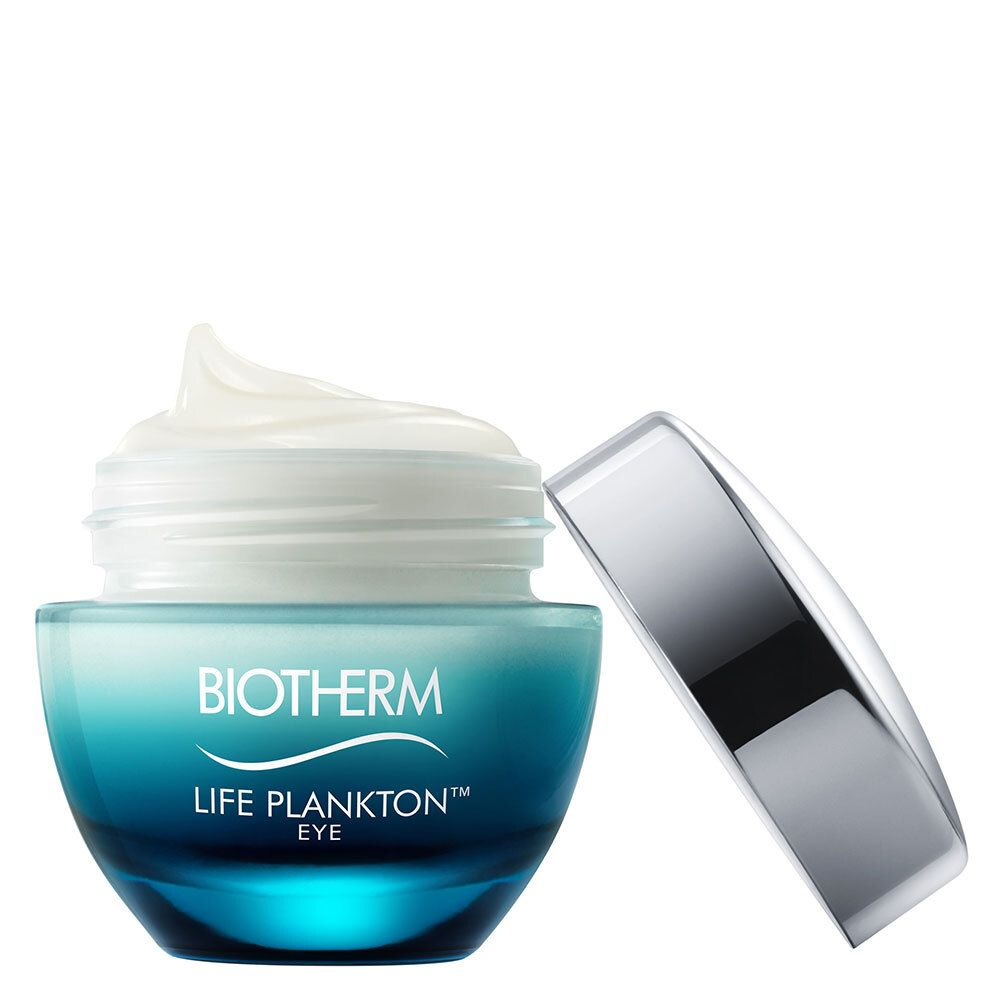 Blau-silberfarbener Tiegel mit BIOTHERM Life Plankton Eye-Aufdruck. Deckel geöffnet, Creme sichtbar.