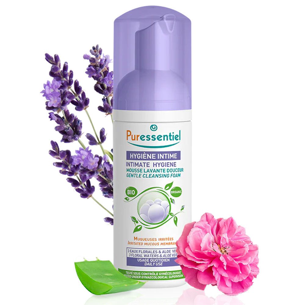 Flacon blanc, bouchon violet. Lavande, rose et aloe vera à côté.