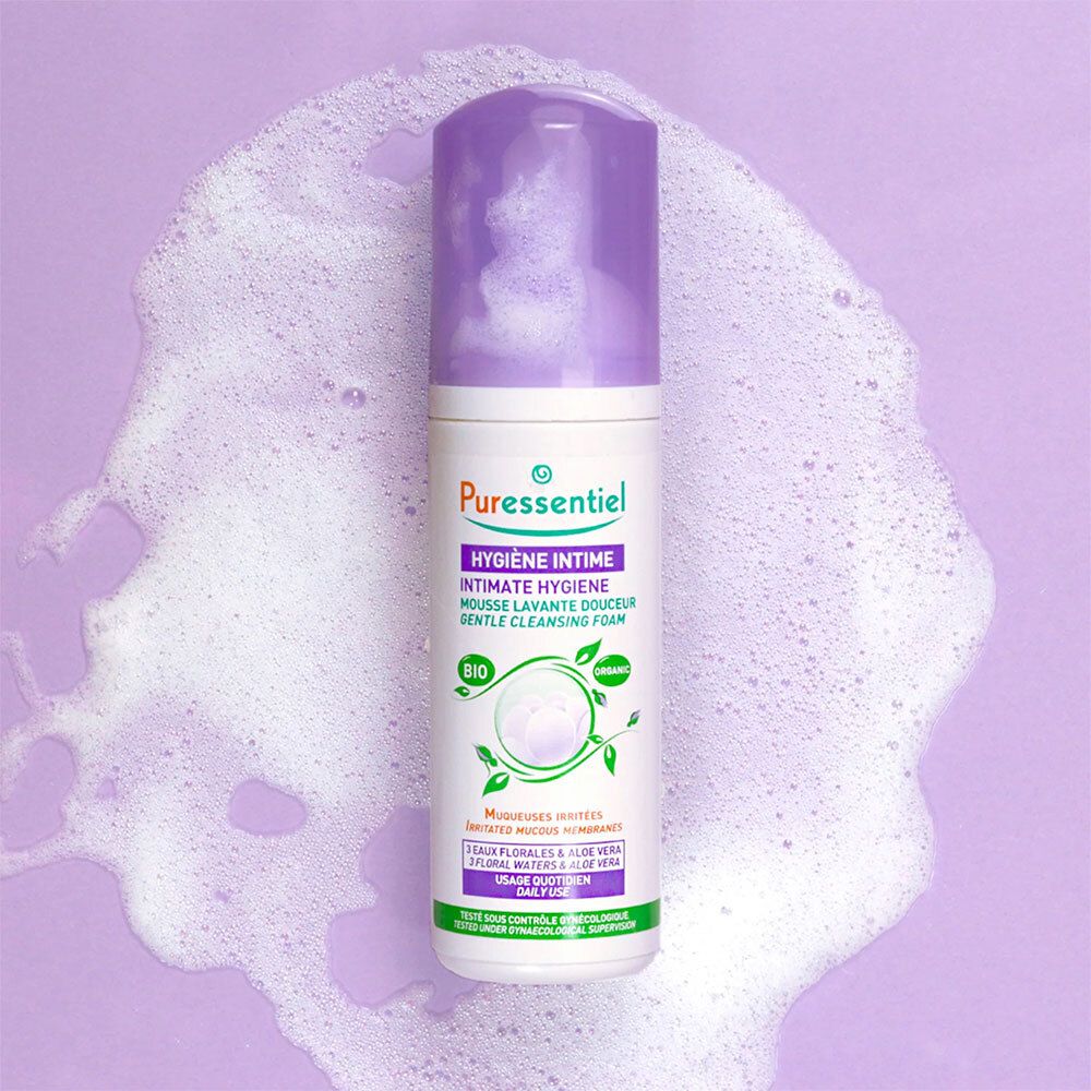Flacon blanc, bouchon violet, entouré de mousse. Inscription: Hygiène Intime.