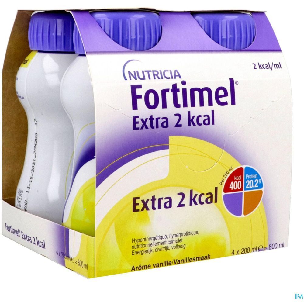 Emballage de quatre bouteilles. Inscription : Nutricia Fortimel Extra 2 kcal. 2 kcal/ml. Arôme vanille. Informations nutritionnelles.