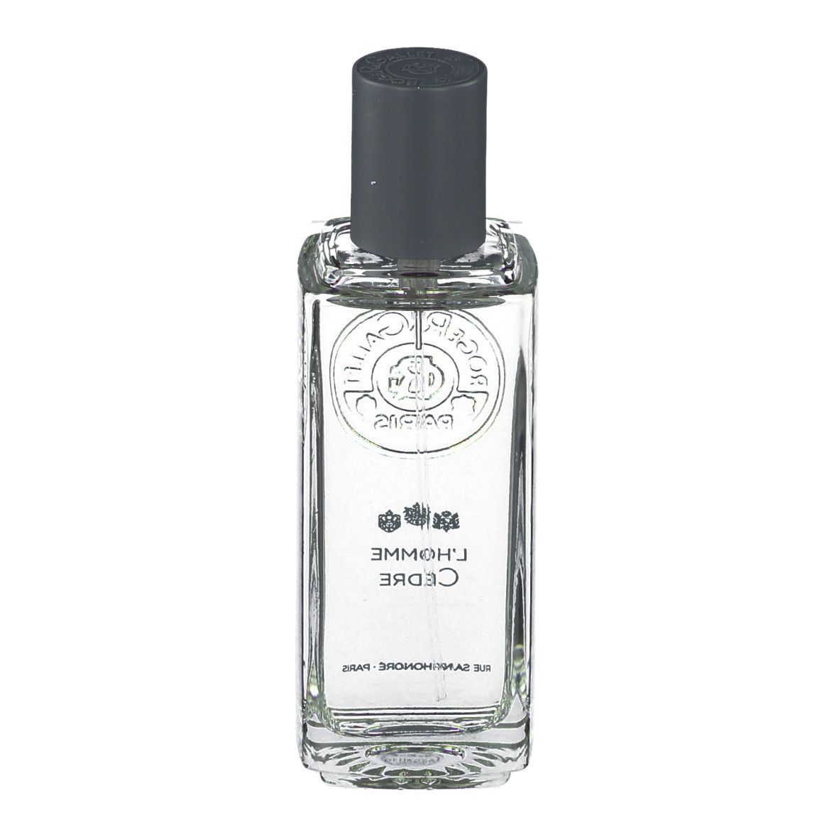 Flacon transparent avec bouchon gris. Inscription : L'Homme Cèdre. Logo et texte sur l'étiquette.