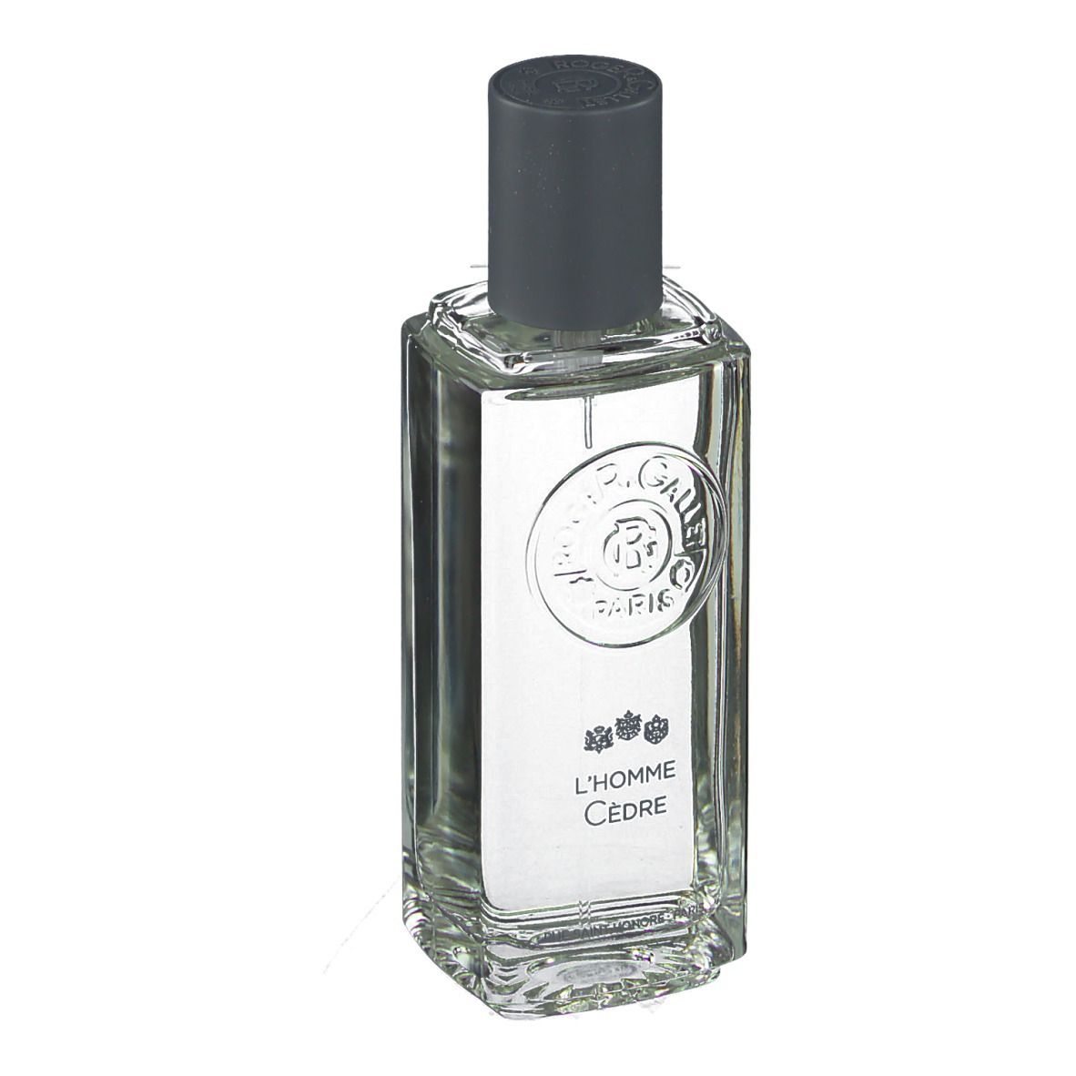Flacon transparent avec bouchon gris. Inscription : L'Homme Cèdre. Logo et texte sur l'étiquette.