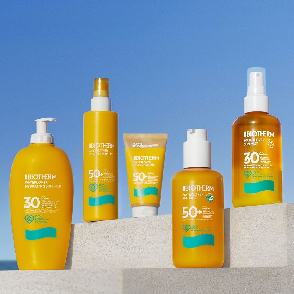 Divers produits solaires jaunes. Inscription : Biotherm Waterlover. Flacons avec vaporisateur et pompe.