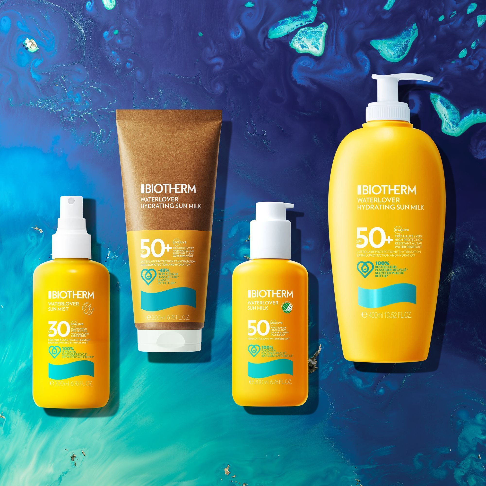 Divers produits solaires en jaune et marron. Inscription : Biotherm Waterlover. Flacons avec vaporisateur et pompe.