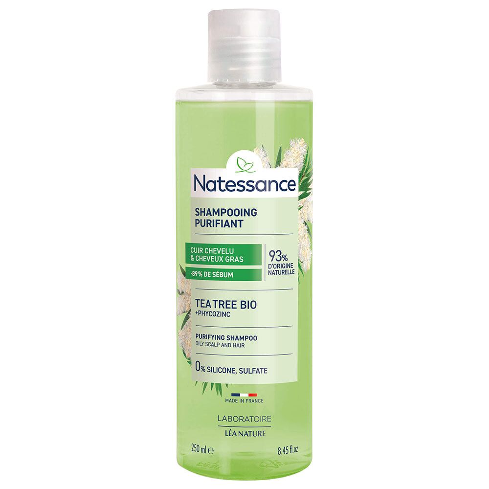Flacon vert de shampooing Natessance. Inscription: Shampoing Purifiant, Tea Tree Bio. 93% d'origine naturelle. 0% silicone, sulfate.