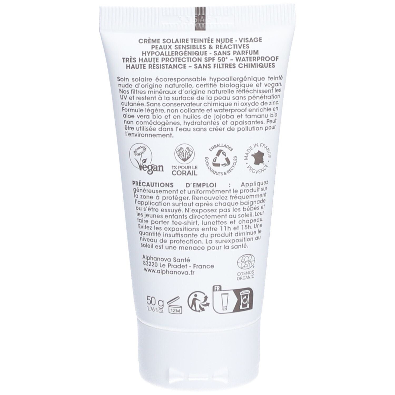 Rückseite der Sonnencreme-Tube. Text: Creme solaire teintée, hypoallergen, ohne Parfum. Logos: Vegan, Recycling, Bio.
