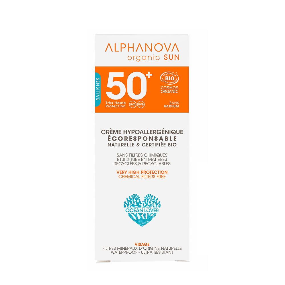 Sonnencreme-Verpackung. Weiß, mit orangefarbenen und blauen Akzenten. Text: Alphanova, 50+, BIO, hypoallergen.