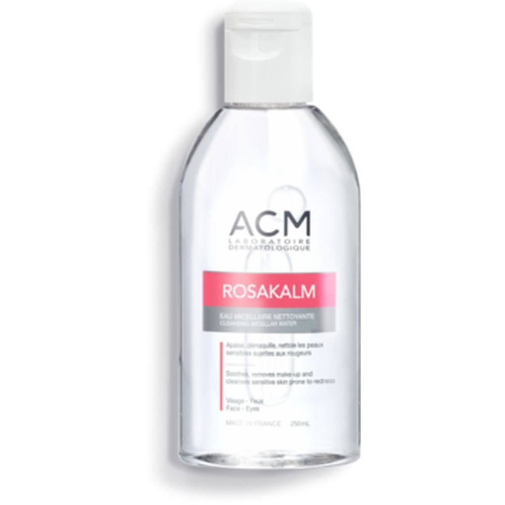Klare Flüssigkeit in einer Flasche mit weißem Deckel. Aufschrift: Rosakalm Eau Micellaire Nettoyante.