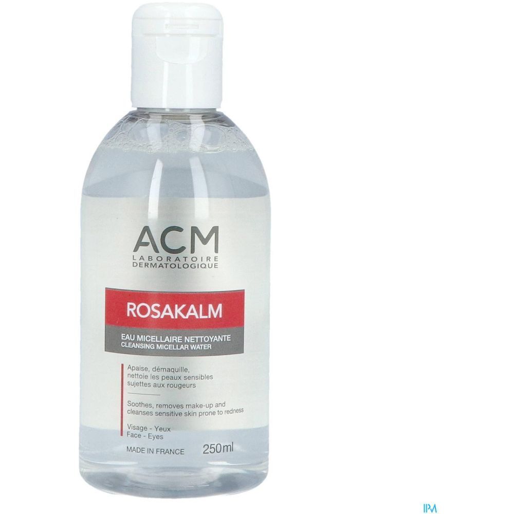 Klare Flüssigkeit in einer Flasche mit weißem Deckel. Aufschrift: Rosakalm Eau Micellaire Nettoyante.