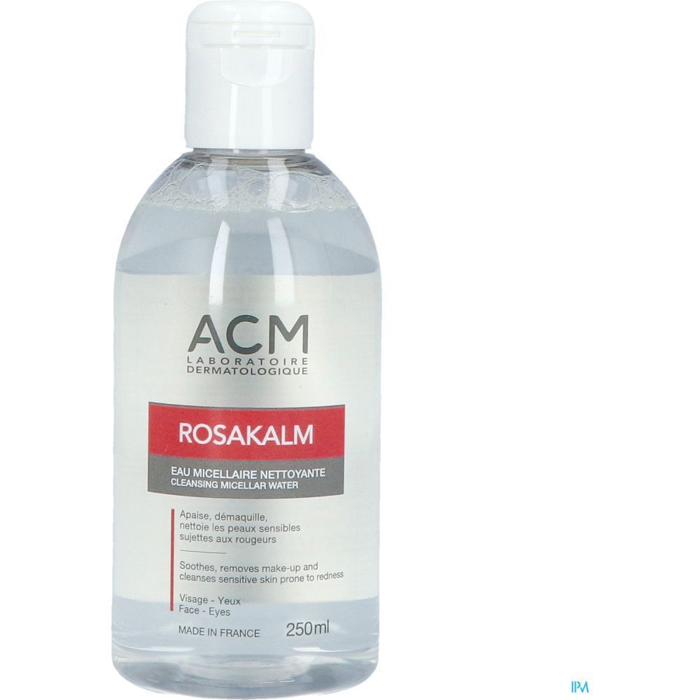 Klare Flüssigkeit in einer Flasche mit weißem Deckel. Aufschrift: Rosakalm Eau Micellaire Nettoyante.