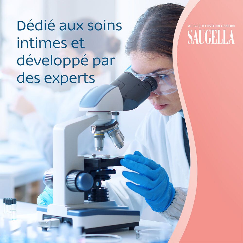 Scientifique en laboratoire. Texte: Dédié aux soins intimes, développé par des experts. Logo Saugella.