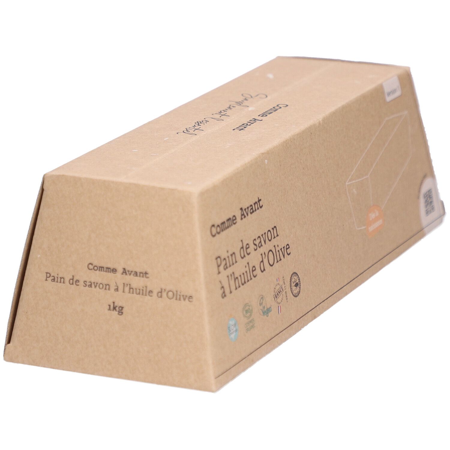 Boîte en carton inclinée. Inscription "Comme Avant Pain de savon à l'huile d'Olive". 1 kg.