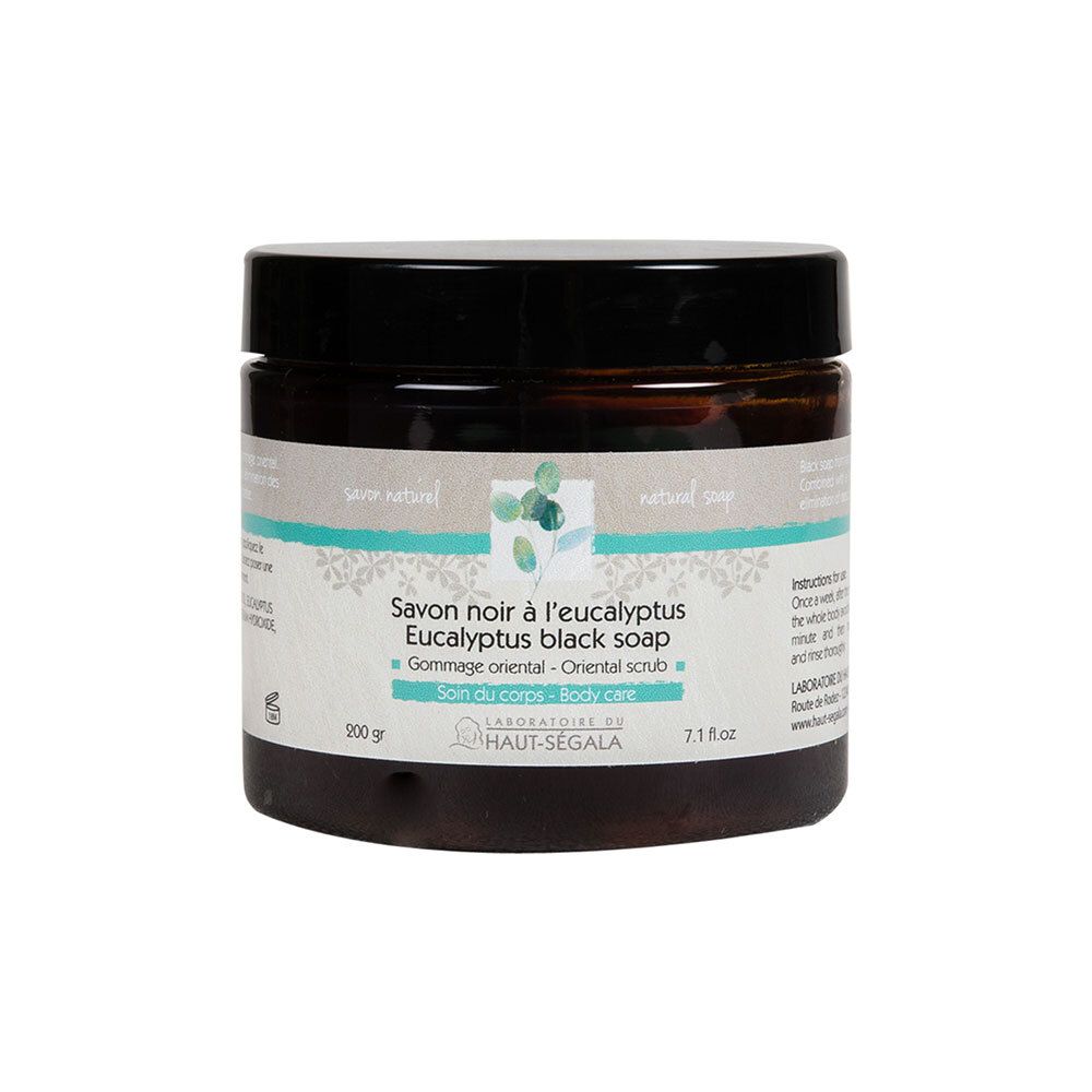 Pot en verre brun avec couvercle noir. Inscription: Savon noir à l'eucalyptus, Eucalyptus black soap, Gommage oriental, Soin du corps.