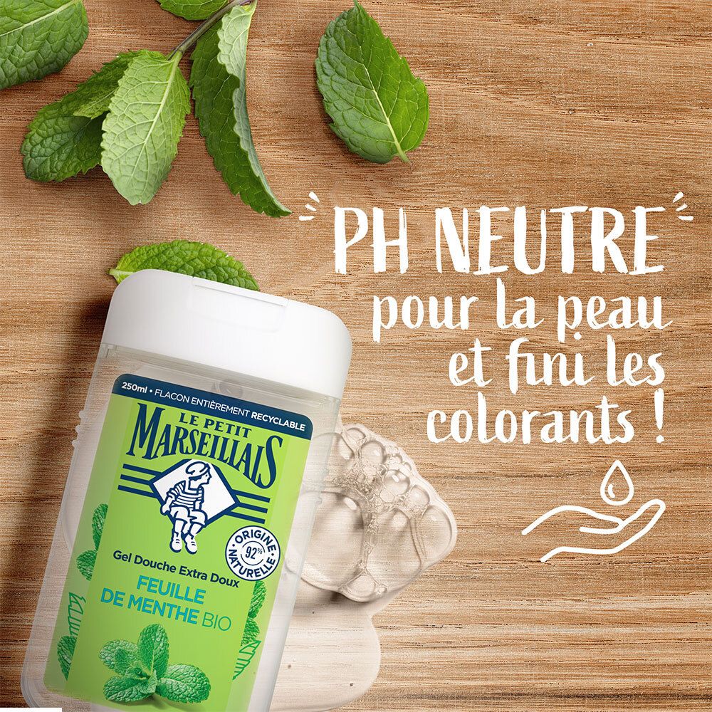 Duschgel auf Holz. Aufschrift: Le Petit Marseillais, Feulle de Menthe Bio. Text: PH neutre pour la peau et fini les colorants!