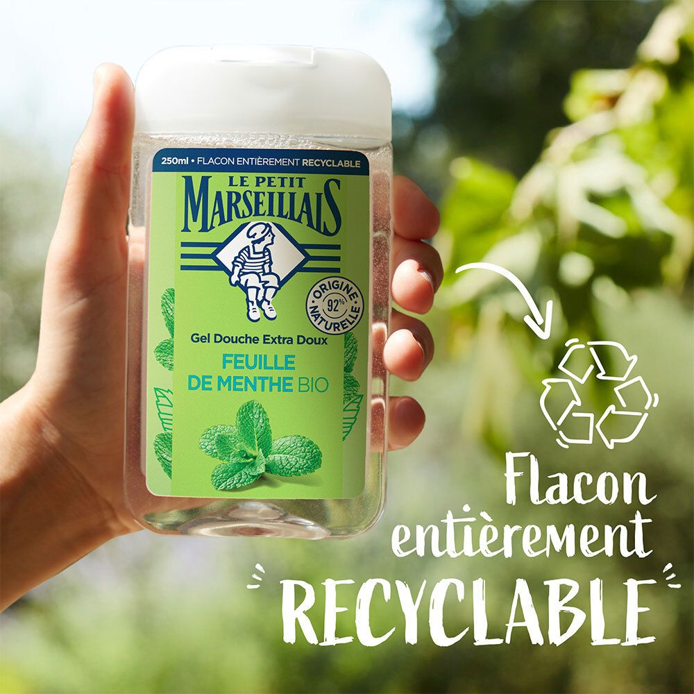 Hand hält Duschgel. Aufschrift: Le Petit Marseillais, Feulle de Menthe Bio. Text: Flacon entièrement recyclable.