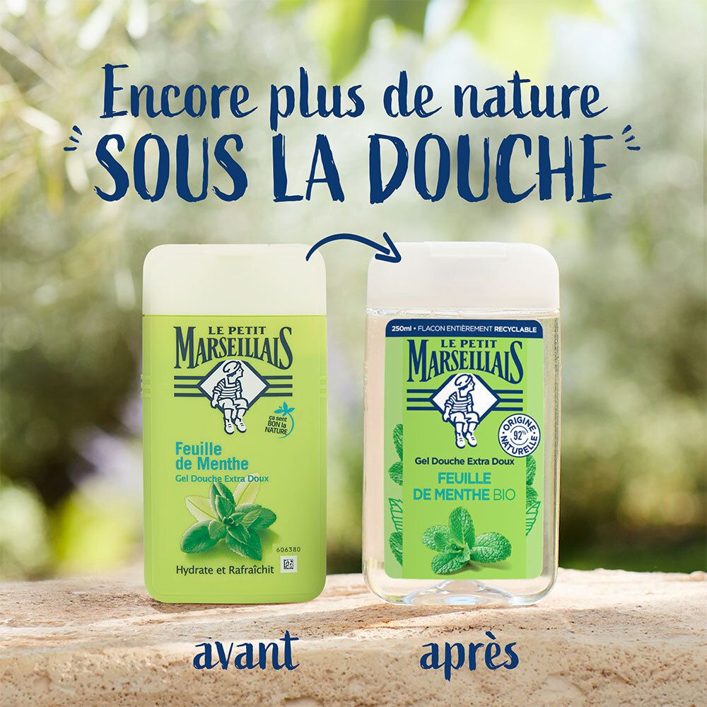 Zwei Duschgel-Flakons. Aufschrift: Le Petit Marseillais, Feulle de Menthe Bio. Text: Encore plus de nature sous la douche.