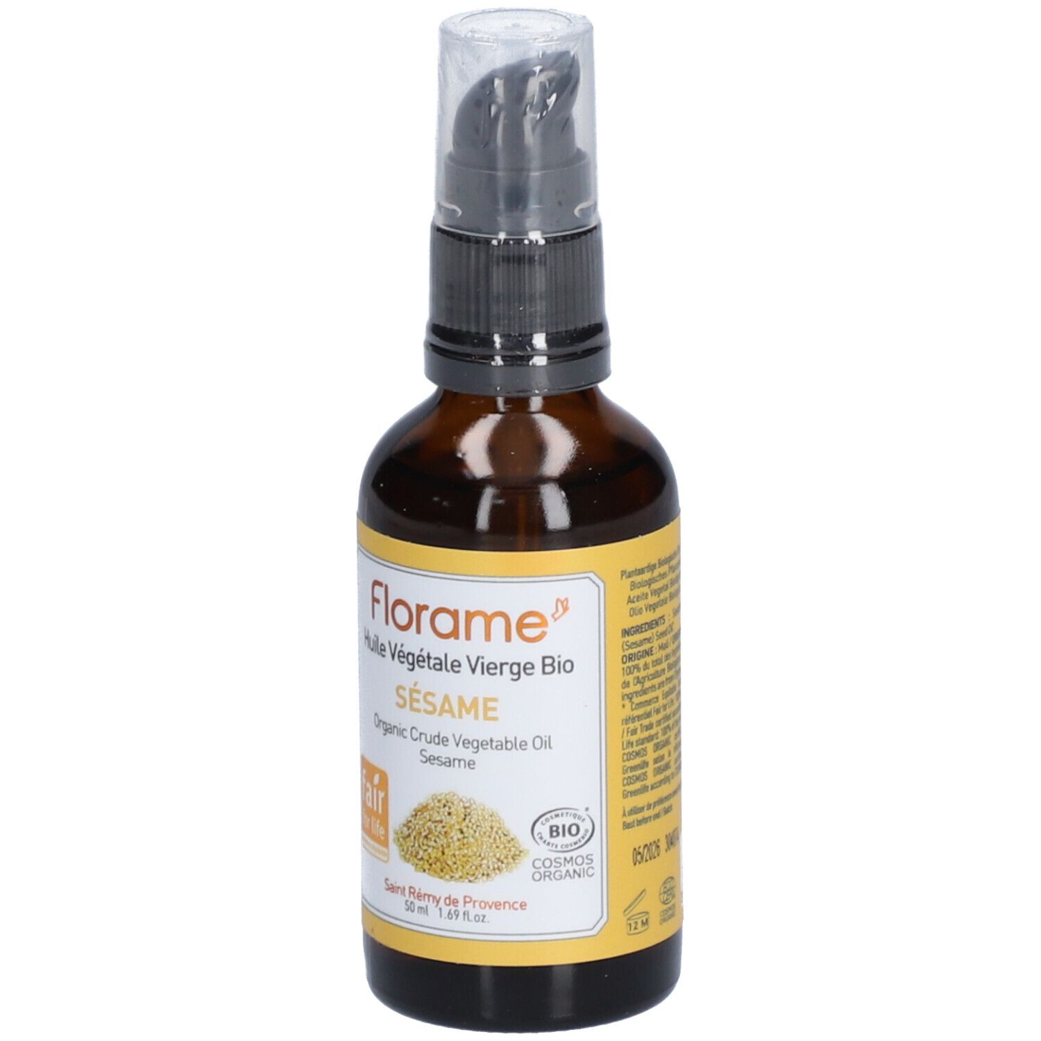 Braune Glasflasche mit Pumpe. Gelbes Etikett mit Produktnamen: SÉSAME, Bio-Sesamöl. Fair for Life-Zertifizierung und Cosmos Organic.