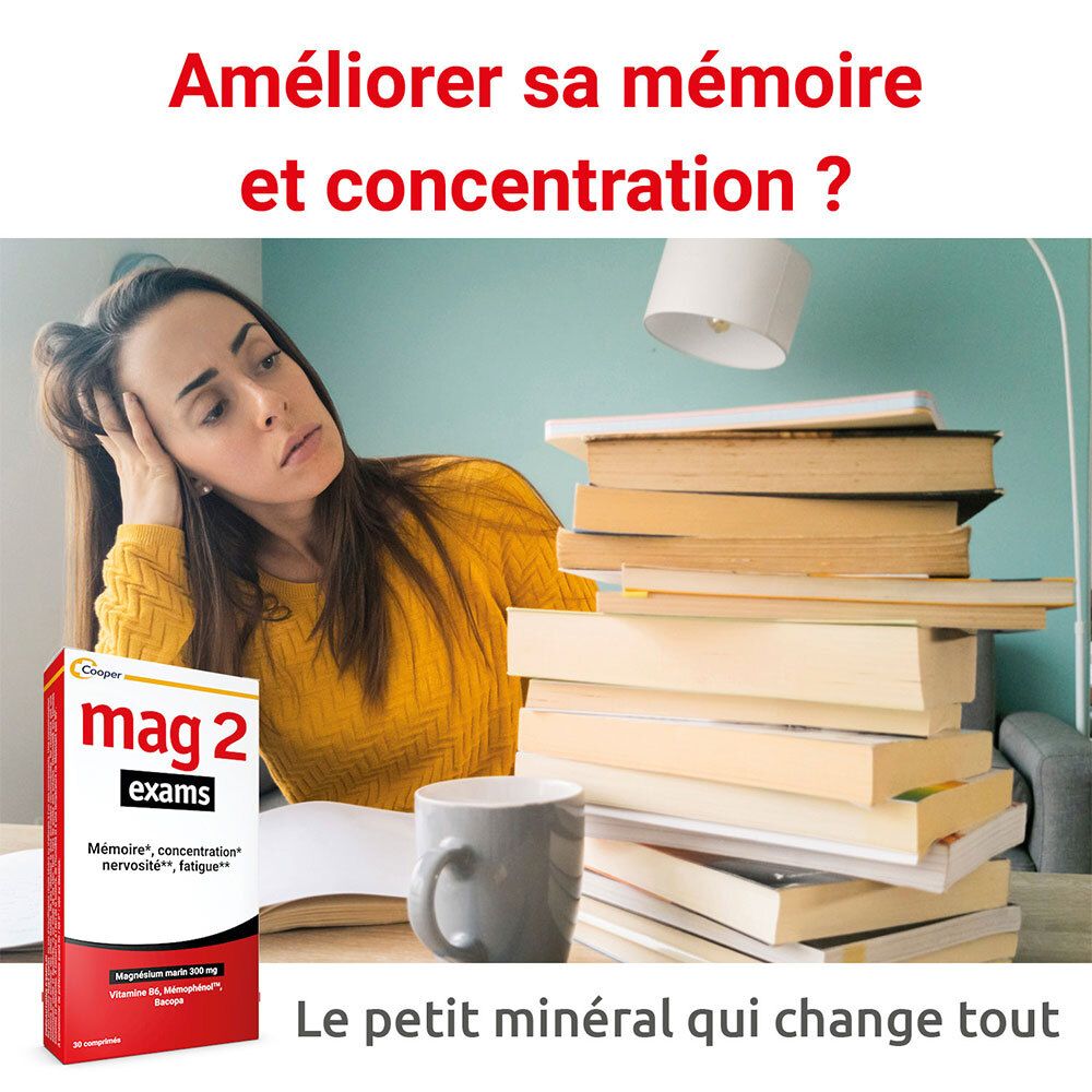 Femme assise à une table avec des livres et un paquet de mag 2 exams. Texte : 'Améliorer sa mémoire et concentration ?'.