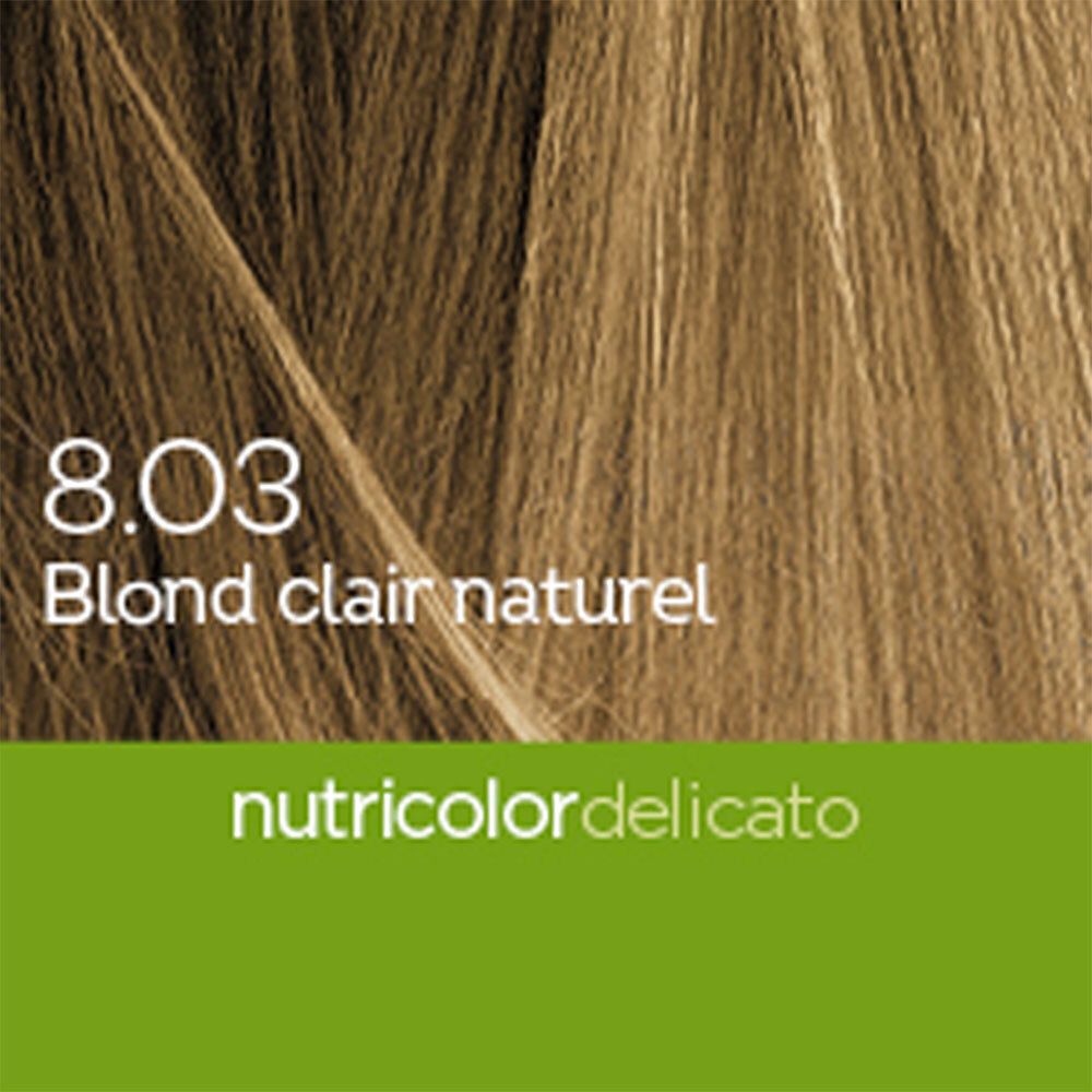 Gros plan de la couleur de cheveux 8.03 Blond Clair Naturel. Texte: Nutricolor Delicato.