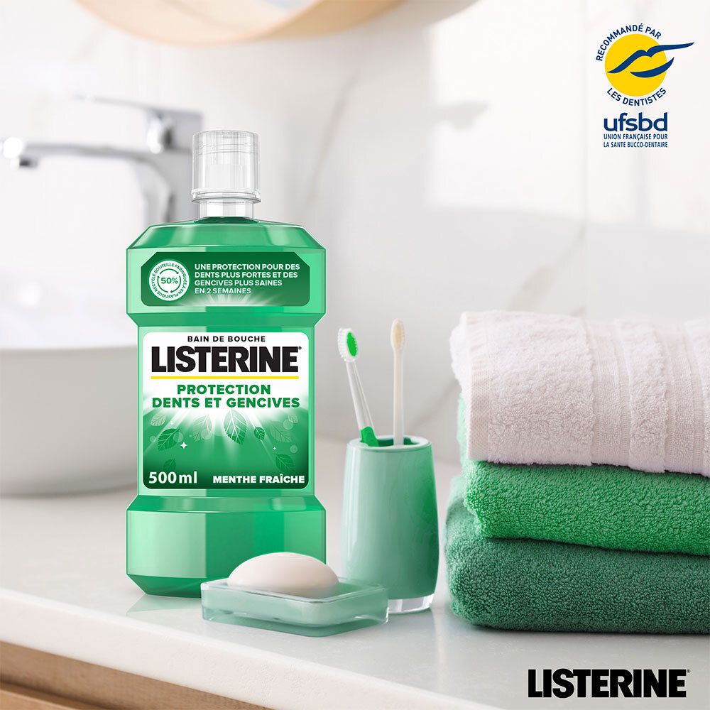 Bouteille LISTERINE® sur lavabo. Avec brosse à dents, support, savon et serviettes. Certification UFSBD.