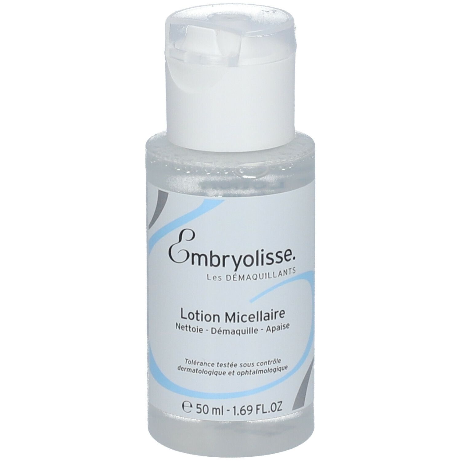 Flacon transparent avec bouchon blanc. Inscription: Embryolisse, Lotion Micellaire. Éléments de design bleus et gris. 50 ml.