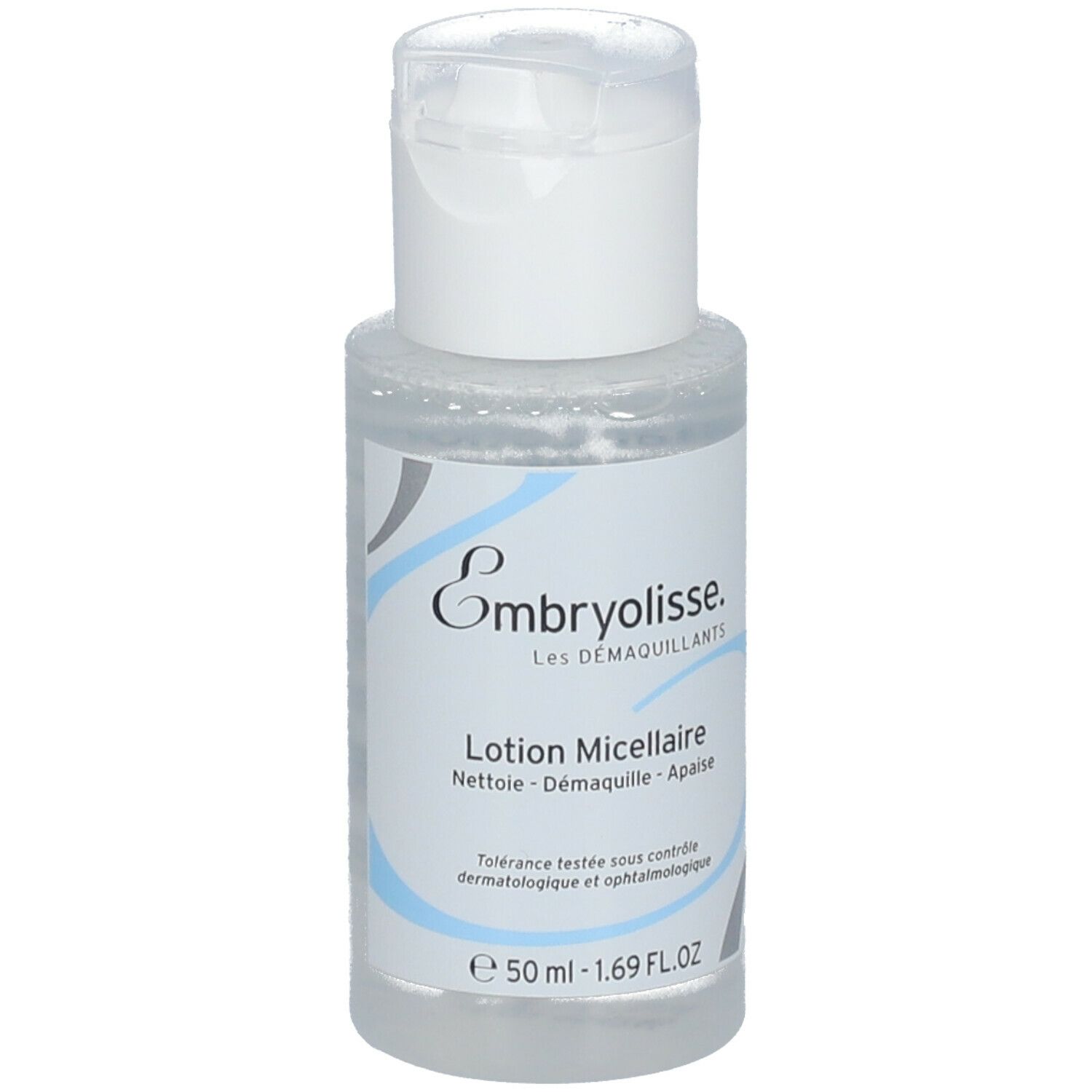 Flacon transparent avec bouchon blanc. Inscription: Embryolisse, Lotion Micellaire. Éléments de design bleus et gris. 50 ml.