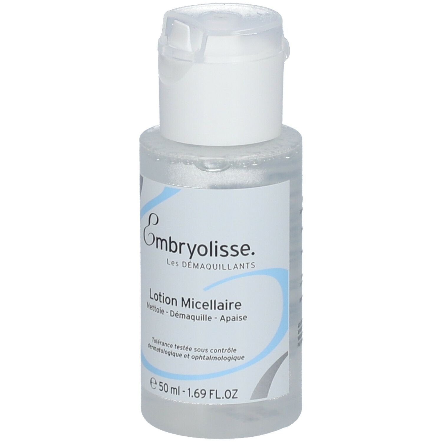 Flacon transparent avec bouchon blanc. Inscription: Embryolisse, Lotion Micellaire. Éléments de design bleus et gris. 50 ml.