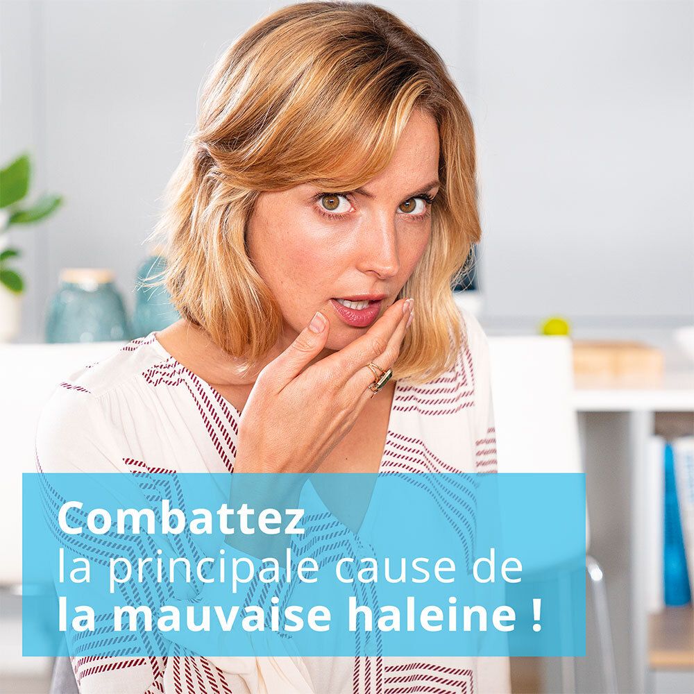 Femme avec la main sur la bouche. Texte: Combattez la principale cause de la mauvaise haleine!