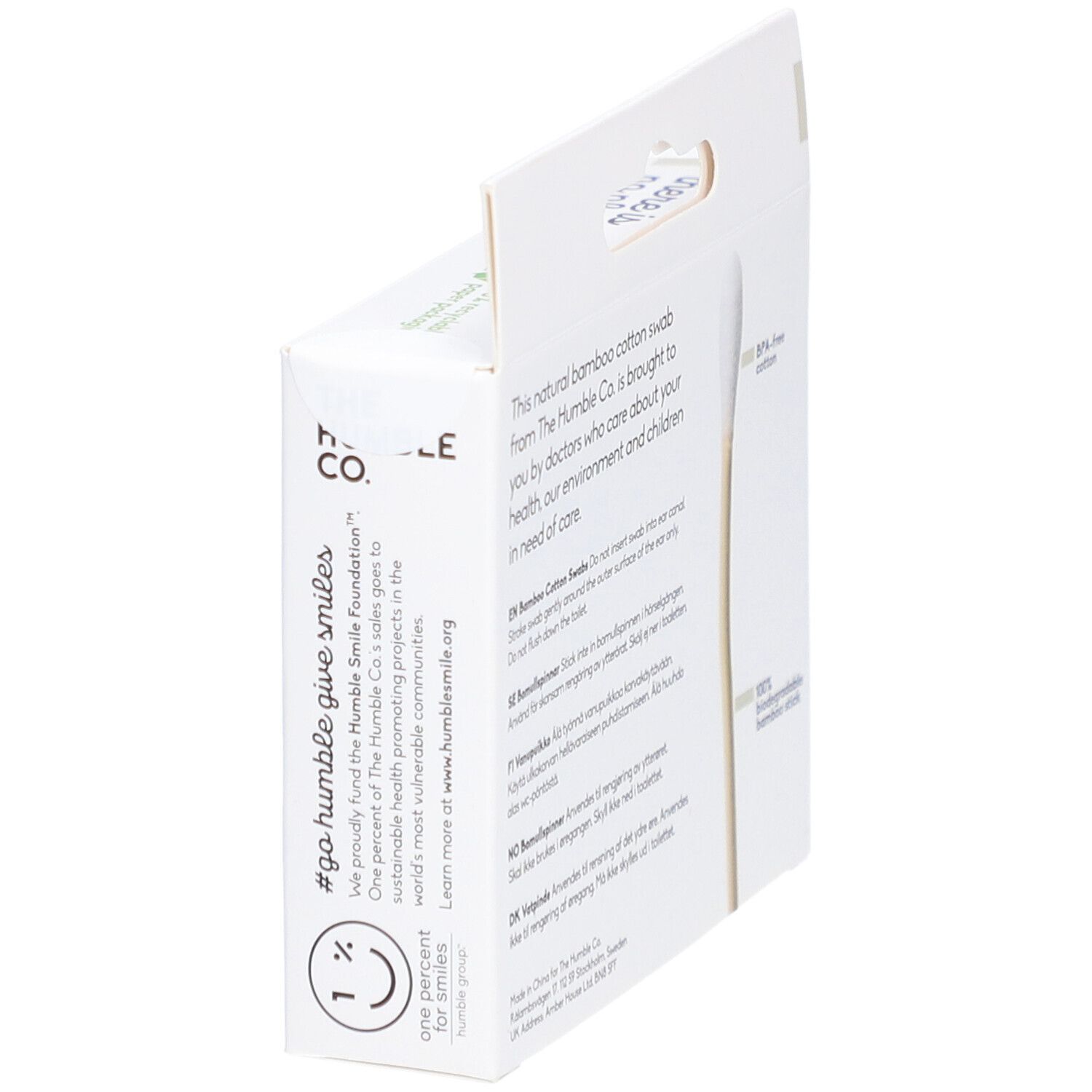 Seite der weißen Pappschachtel mit Bambus-Wattestäbchen. Text in mehreren Sprachen. Aufschrift: #go humble give smiles.