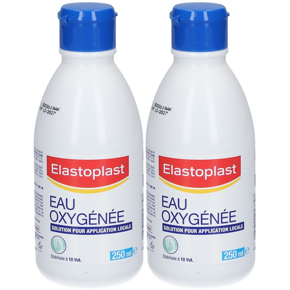 Twee witte flessen met blauwe dop. Opschrift: Elastoplast Eau Oxygénée. 250 ml. Gestabiliseerd à 10 Vol.