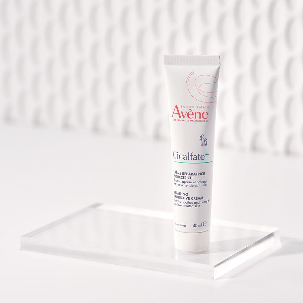 Tube blanc "Avène Cicalfate+" sur présentoir transparent.