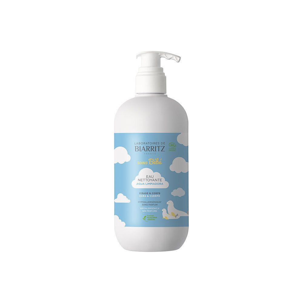 Flacon blanc avec étiquette bleue. Inscription: Laboratoires de Biarritz, Eau Nettoyante Bébé. Avec pompe.