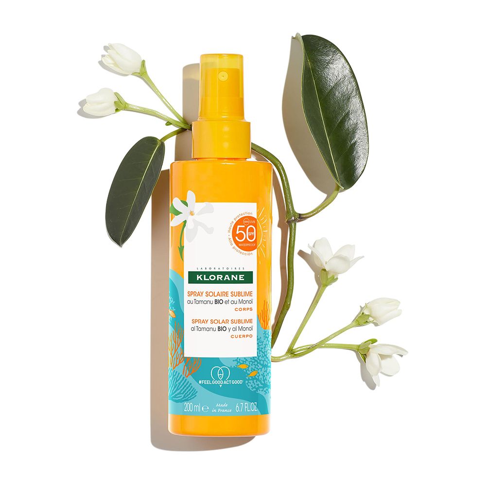 Gelbe Sprühflasche mit Sonnenschutzmittel. Aufschrift: LSF 50, Spray Solaire Sublime. Mit Monoi und Tamanu. Dekoration.